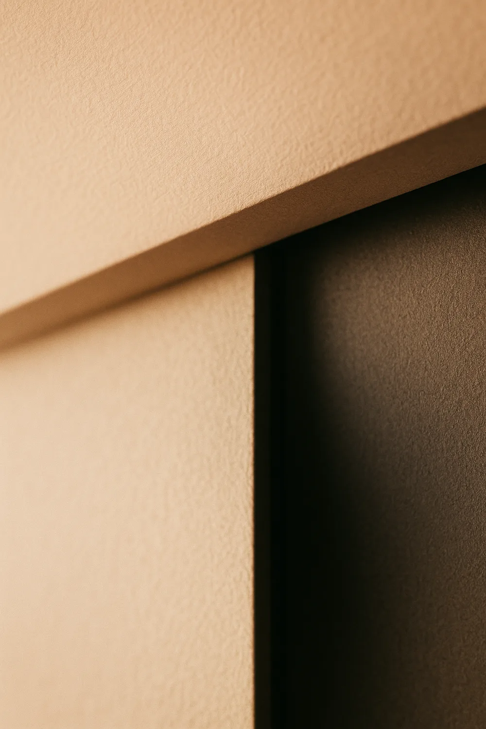 Macro van een strakke schaduwvoeg tussen wand en plafond